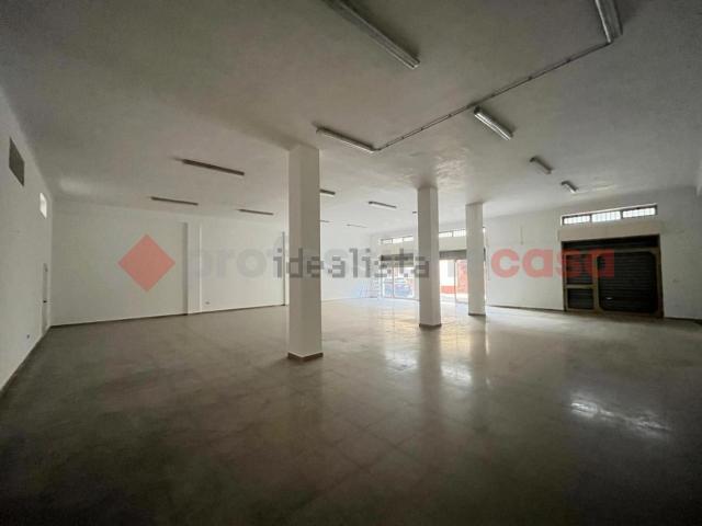 Locale Commerciale in affitto a Puglia, Taranto