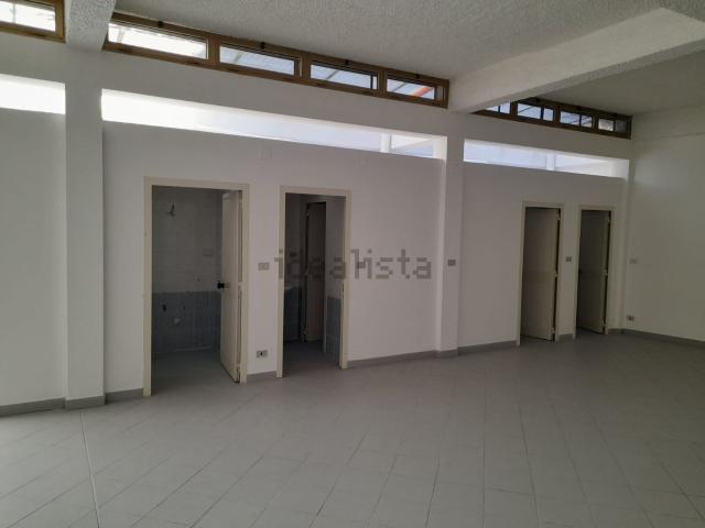 Locale Commerciale in affitto a San Benedetto, Cagliari