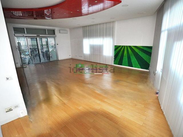 Locale Commerciale in affitto a Ragusa, Sicilia