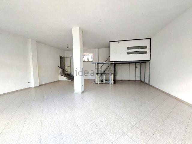 Locale Commerciale in affitto a Puglia, Lecce