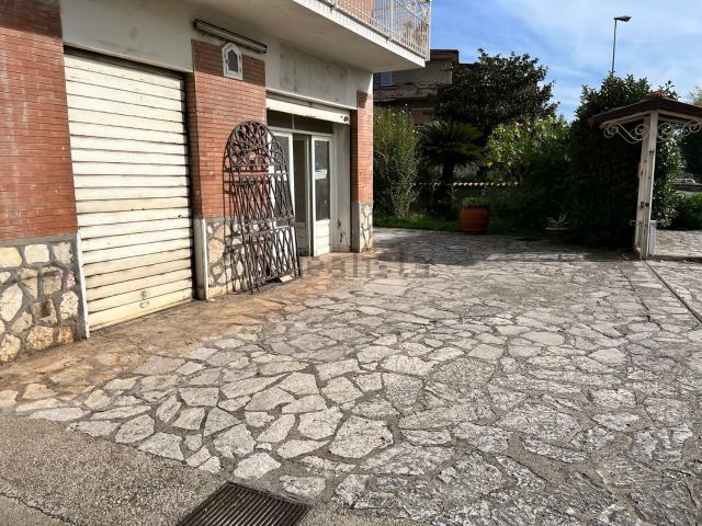 Locale Commerciale in affitto a Gianola, Formia