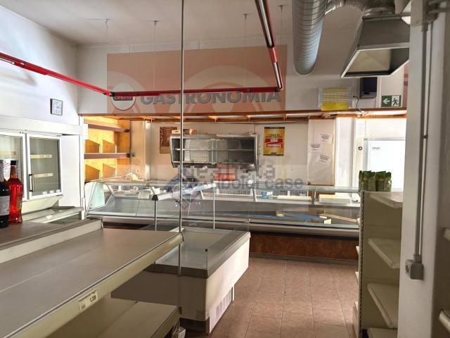 Locale Commerciale in affitto a Seveso, Lombardia