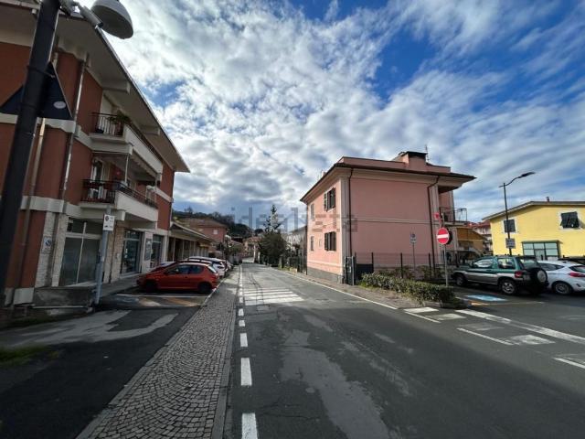 Locale Commerciale in affitto a San Salvatore, Cogorno
