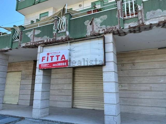 Locale Commerciale in affitto a Santa Maria Capua, Campania