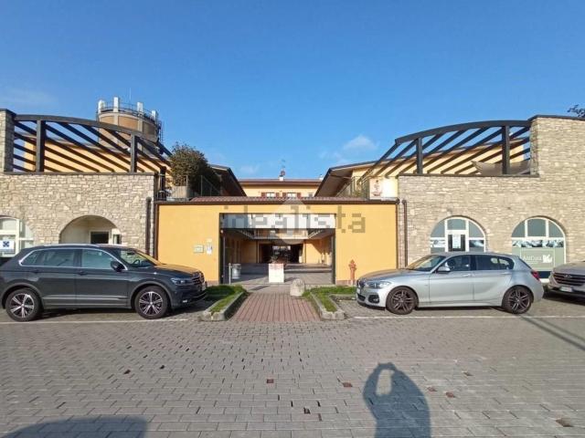 Locale Commerciale in affitto a Rodano, Lombardia