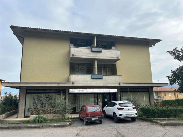 Locale Commerciale in affitto a Magione, Perugia