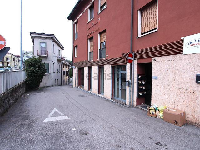 Locale Commerciale in affitto a Sud, Brenzone