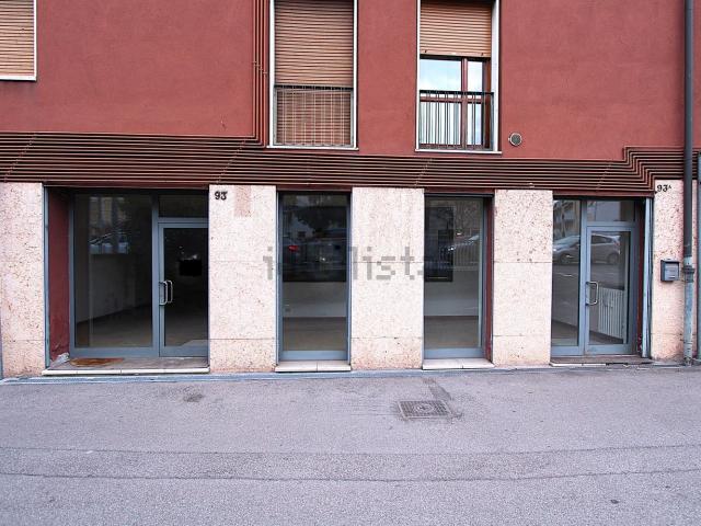 Locale Commerciale in affitto a Sud, Brenzone