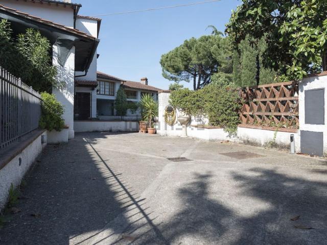 Locale Commerciale in affitto a San Donnino, Campi Bisenzio
