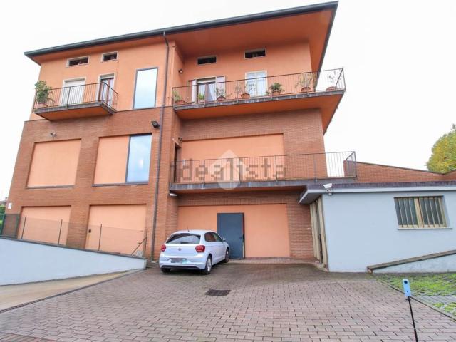 Locale Commerciale in affitto a Rogeno, Lombardia