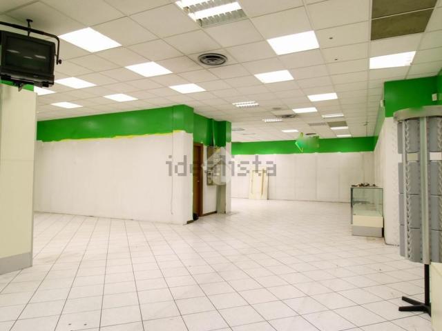 Locale Commerciale in affitto a Rogeno, Lombardia