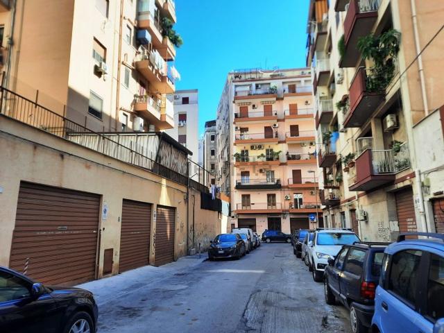 Locale Commerciale in affitto a V Circoscrizione, Palermo
