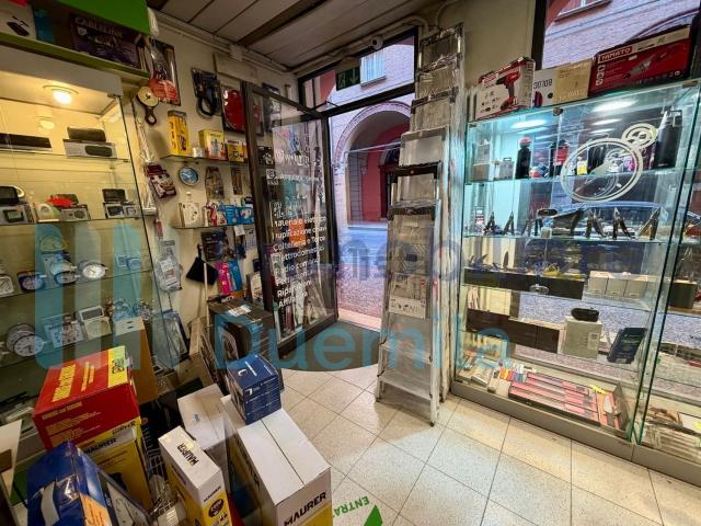 Locale Commerciale in affitto a Santo Stefano, Bologna