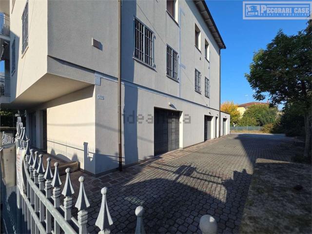 Locale Commerciale in affitto a Modena, Reggio Emilia