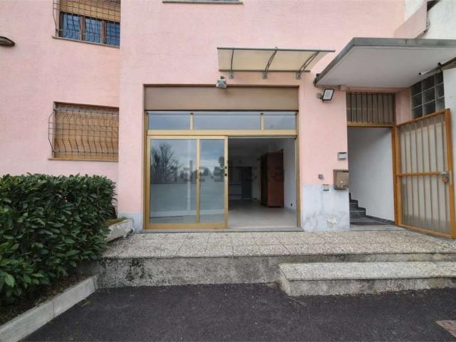 Locale Commerciale in affitto a Vertemate Con Minoprio, Lombardia