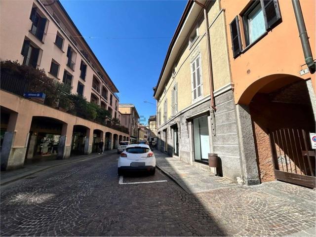 Locale Commerciale in affitto a Abbazia, Sesto Calende