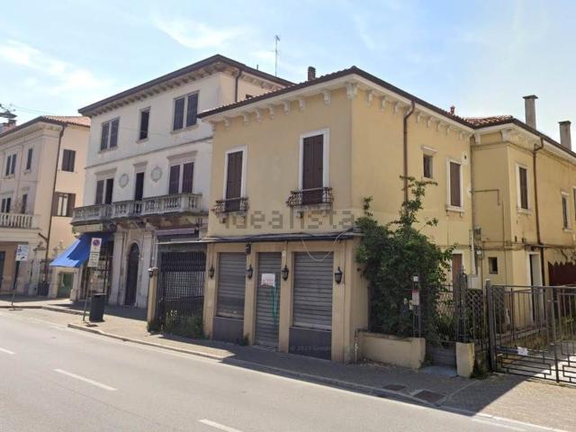 Locale Commerciale in affitto a Mestre-Carpenedo, Venezia