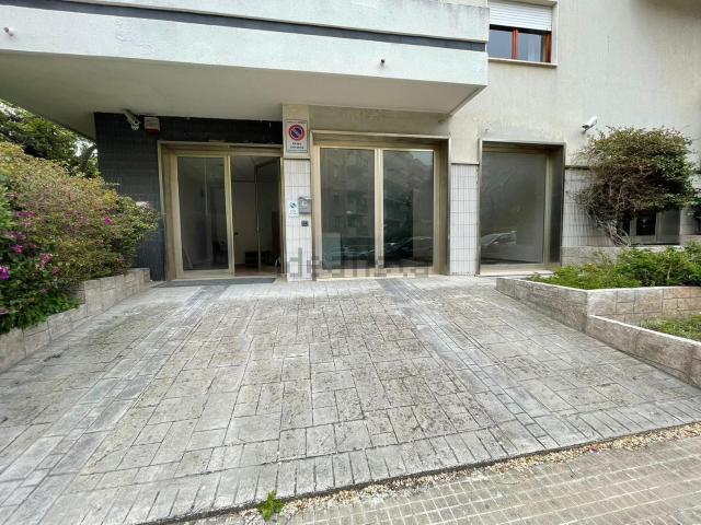 Locale Commerciale in affitto a Monserrato, Cala Di Volpe