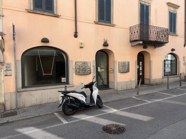 Locale Commerciale in affitto a Biumo Superiore, Varese