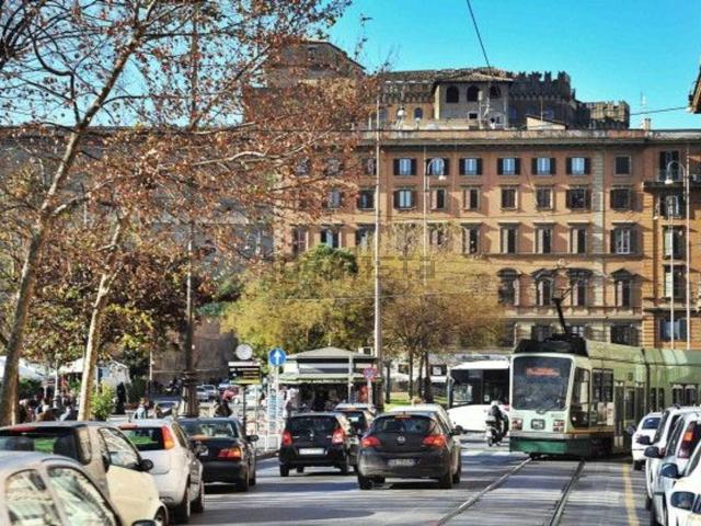 Locale Commerciale in affitto a Municipio Roma I, Roma Capitale