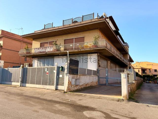 Locale Commerciale in affitto a Municipio Roma VII, Roma Capitale