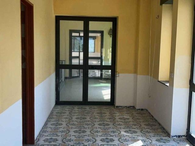 Locale Commerciale in affitto a Municipalità 6, Cercola