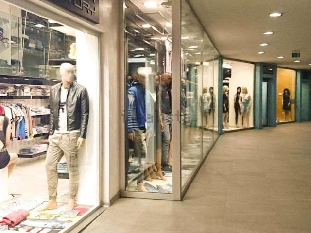Locale Commerciale in affitto a Marche, Pesaro E Urbino