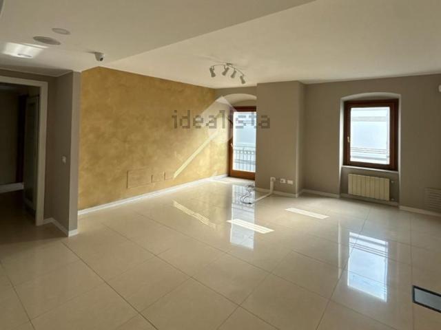 Locale Commerciale in affitto a Trescore Balneario, Lombardia