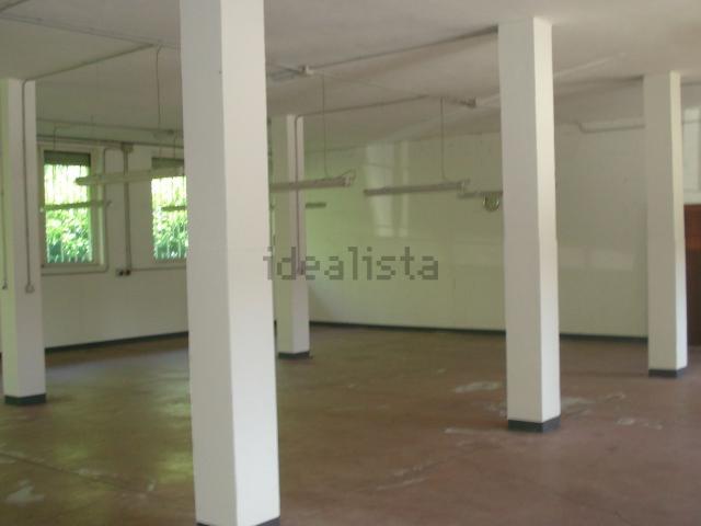 Locale Commerciale in affitto a Solaro, Lombardia