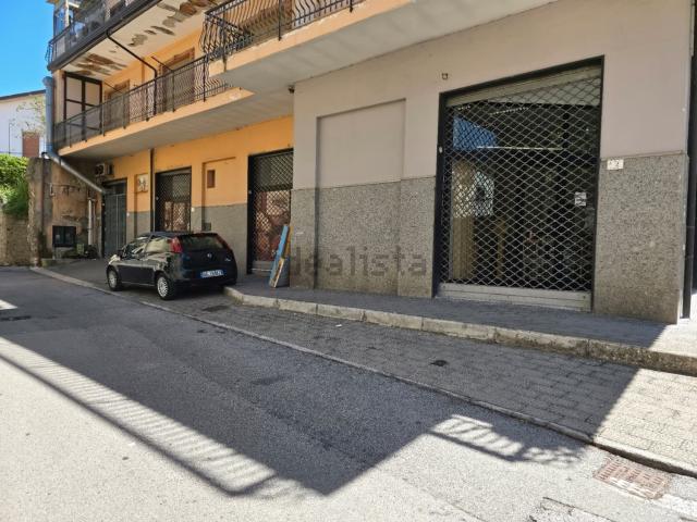 Locale Commerciale in affitto a Solofra, Campania