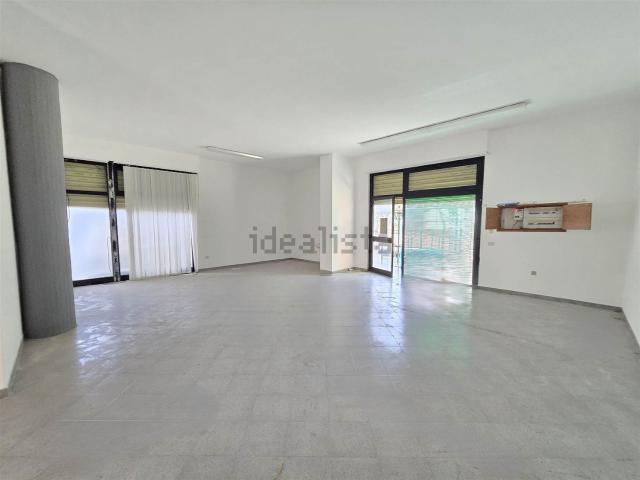 Locale Commerciale in affitto a Puglia, Bari