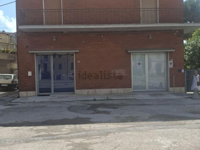 Locale Commerciale in affitto a Marche, Macerata