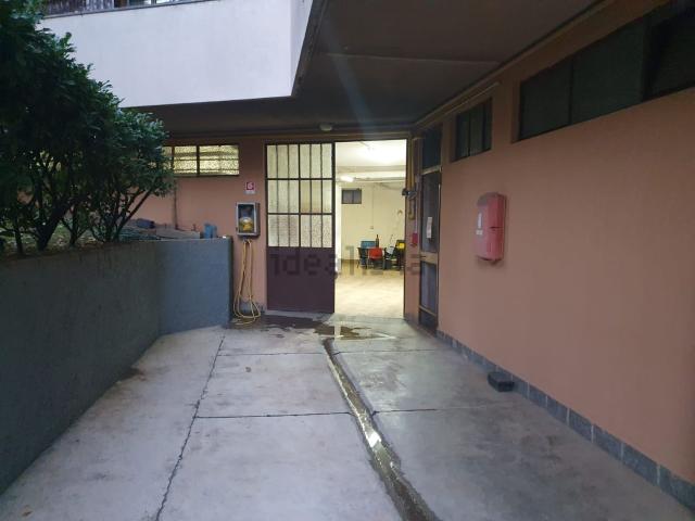 Locale Commerciale in affitto a Varedo, Lombardia
