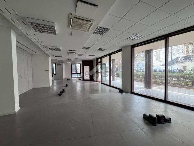 Locale Commerciale in affitto a Rimini, Reggio Emilia