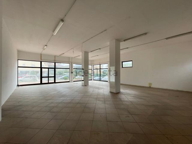 Locale Commerciale in affitto a Terni, Umbria