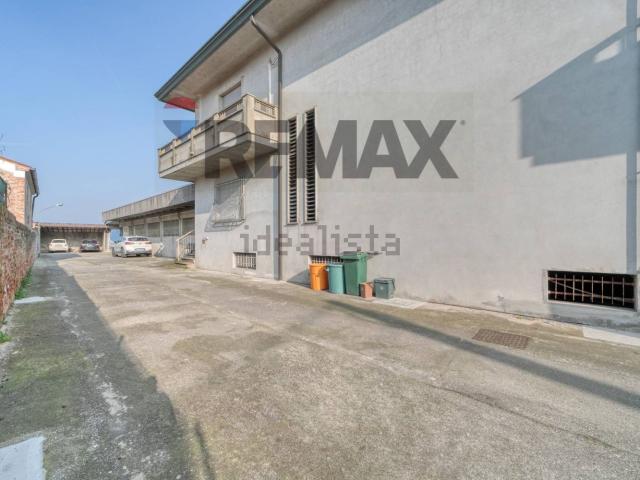 Locale Commerciale in affitto a Borgo Veneto, Saletto