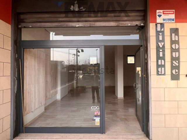 Locale Commerciale in affitto a Puglia, Bari