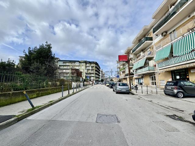 Locale Commerciale in affitto a Camaldoli, Pianura
