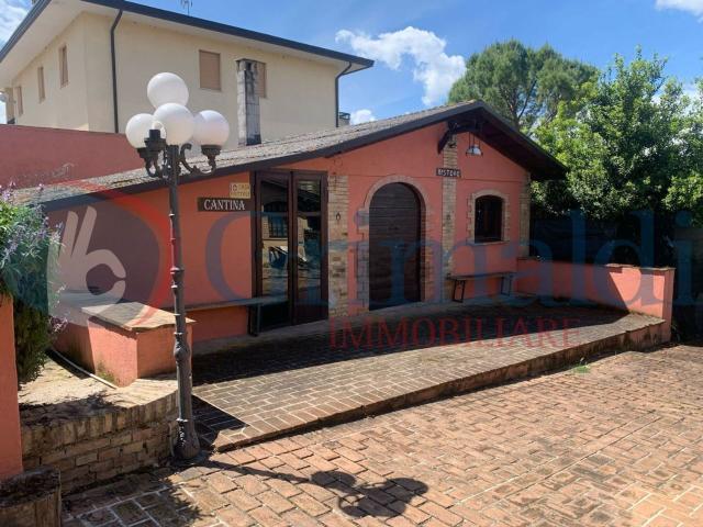 Locale Commerciale in affitto a Bevagna, Umbria