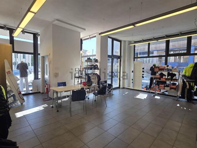 Locale Commerciale in affitto a Bragarina, La Spezia