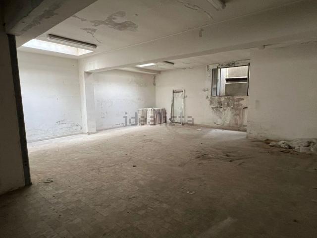 Locale Commerciale in affitto a Sud-Ovest, Brenzone