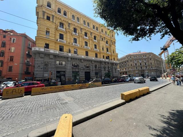 Locale Commerciale in affitto a Municipalità 2, Campania