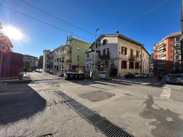 Locale Commerciale in affitto a Rotolo, Cava De' Tirreni