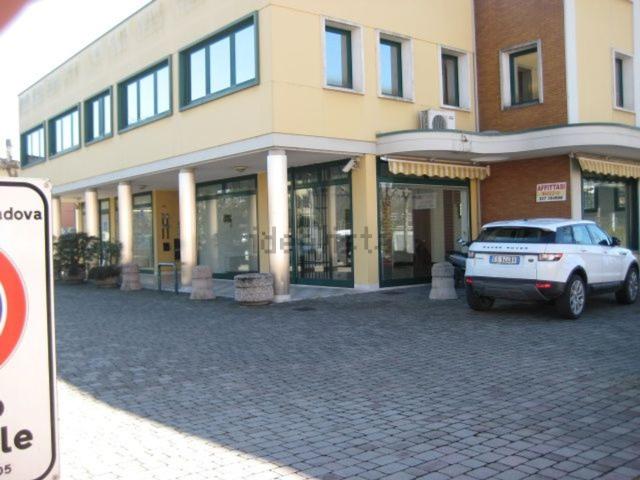 Locale Commerciale in affitto a Chiesanuova, Padova