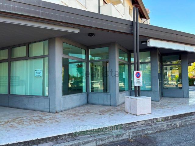 Locale Commerciale in affitto a Castelfranco Veneto, Veneto