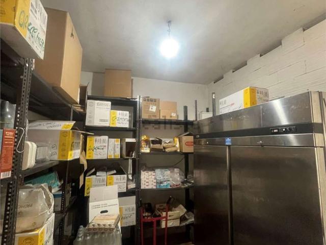 Locale Commerciale in affitto a Val d’Enza, Re