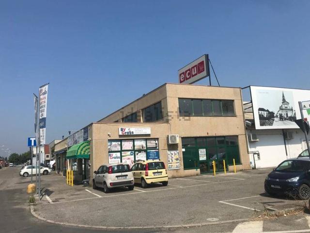 Locale Commerciale in affitto a Val d’Enza, Re