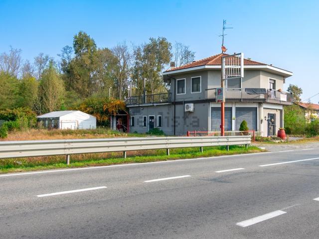 Locale Commerciale in affitto a Località San Bernardo, Piemonte