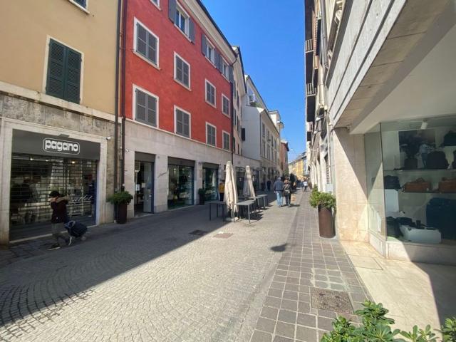 Locale Commerciale in affitto a Zona Centro, Brescia