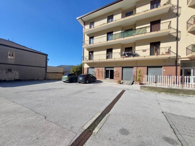 Locale Commerciale in affitto a Montoro, Campania